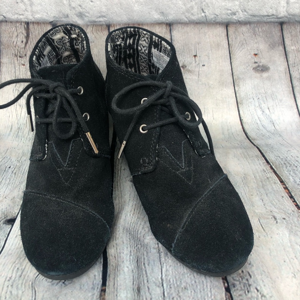 * TOMS * Black, Lace up Booties Sz . 7.5